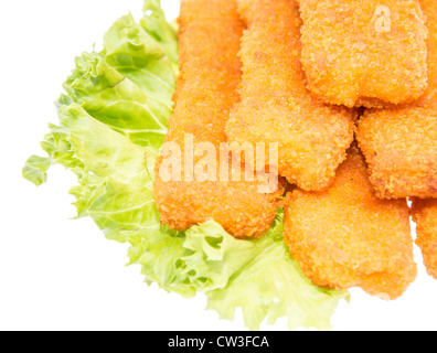 Tas de bâtonnets de poisson sur un morceau de salade isolé sur fond blanc Banque D'Images