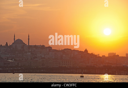 ISTANBUL, TURQUIE. Coucher de soleil sur la Corne d'or, avec la mosquée de Yavuz Selim sur la gauche. 2012. Banque D'Images