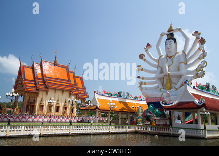 Bras 18 statue de Bouddha au temple Wat Plai Laem temple situé sur l'île de Ko Samui, Thaïlande. Banque D'Images