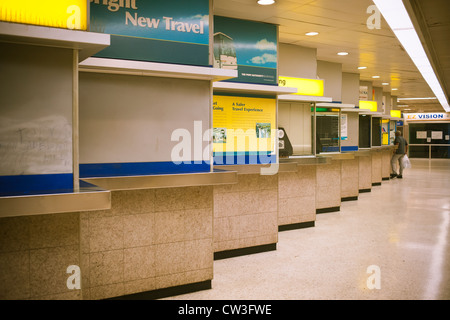 Distributeur de billets vide stations sur le George Washington Bridge Bus Station à Washington Heights à New York Banque D'Images