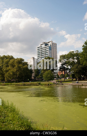 Développement sur Central Park au nord et la Harlem Meer dans Central Park Banque D'Images