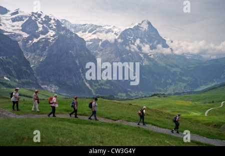 La Suisse. La marche de la première à la Grosse Scheidegg regardant vers la face nord de l'Eiger et le massif de la Jungfrau Banque D'Images