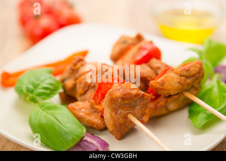 Poulet barbecue Brochettes et poivron rouge - studio shot Banque D'Images