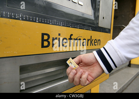 Koeln man buying stamps au poste machines de bureau Banque D'Images