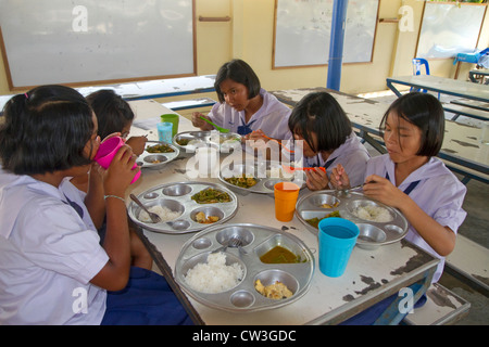 Les élèves de l'école élémentaire thaïlandais mangent le déjeuner sur l'île de Ko Samui, Thaïlande. Banque D'Images