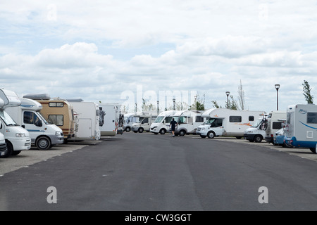 Camping cars remplir un parking au Mont Saint-Michel, Normandie, France Banque D'Images
