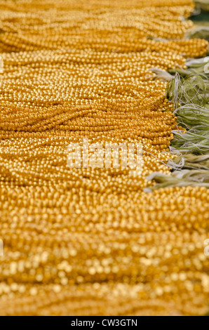 L'Équateur, Quito, Otavalo marché. Colliers en perles d'or traditionnel porté par les femmes locales highland. Banque D'Images