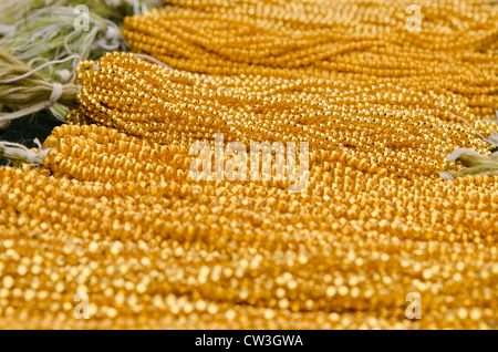 L'Équateur, Quito, Otavalo marché. Colliers en perles d'or traditionnel porté par les femmes locales highland. Banque D'Images