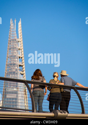 Admirant le fragment de Millennium Bridge, Londres Banque D'Images