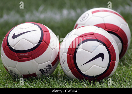 Berlin, les ballons de football sur la pelouse Banque D'Images