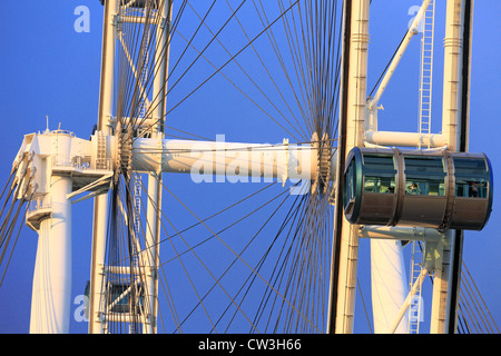 Closeup détail des personnes à l'intérieur de la circonscription pods Singapore Flyer. Banque D'Images