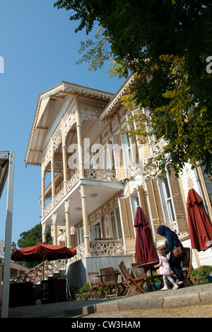 ISTANBUL, TURQUIE. En bois traditionnel dans un kosku Emirgan Park sur la rive européenne du Bosphore. 2012. Banque D'Images