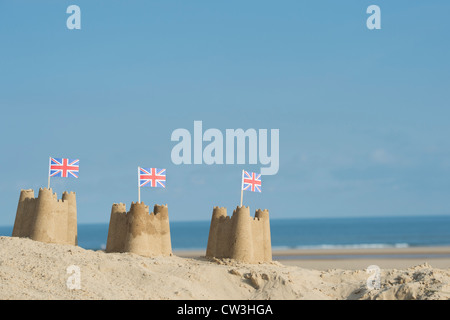 Drapeaux Union Jack dans des châteaux de sable sur une dune de sable. Wells next the sea. Norfolk, Angleterre Banque D'Images