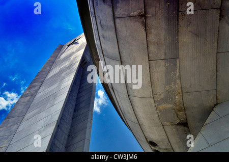 Mont Buzludzha, Bulgarie. Grand, rare monument construit par le Parti communiste bulgare à Stara Planina centrale. Banque D'Images