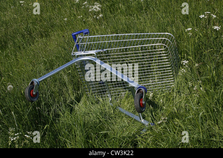 Chariot Tesco laying in grass Banque D'Images