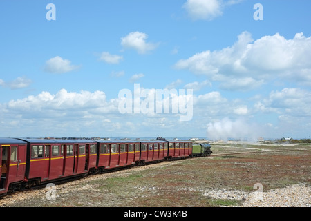 Le train à vapeur miniature light railway voyageant le long de la plage de fer à Dungeness, Kent, UK Banque D'Images