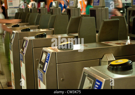 Les obstacles à un ticket de métro de Londres, London, UK Banque D'Images