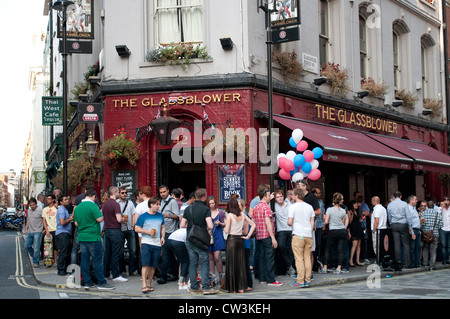 Les gens en face d'un pub dans le centre, London, UK Banque D'Images