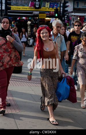 Londres, 11/12/2012, jeune fille qui marche dans la rue à Camden Town le vendredi après-midi Banque D'Images