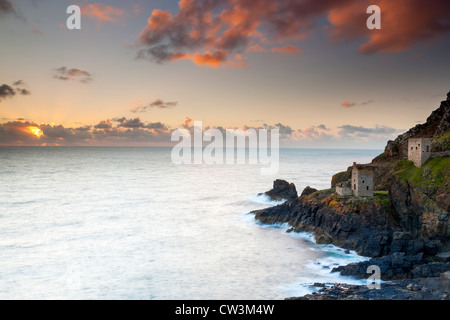 Vestiges de la mine d'étain couronnes engine maisons sur la côte atlantique près de Botallack Cornish Banque D'Images