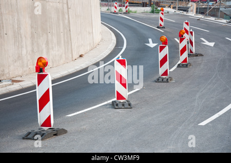 Les mises en garde sur la route d'asphalte, signalisation de circulation communs Banque D'Images