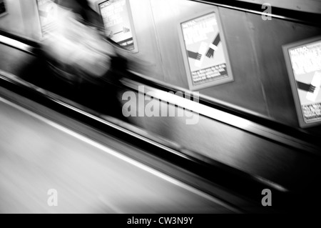 Blur shot d'escalator sur le métro de Londres Banque D'Images