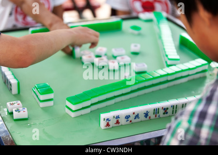 Les personnes jouant le jeu de mahjong chinois. Banque D'Images