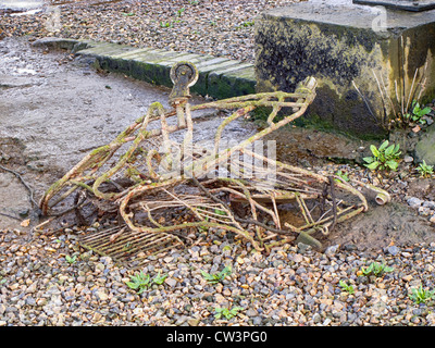 Rusty panier est exposée par marée descendante - une représentation picturale de l'état triste de l'économie en ruine Banque D'Images