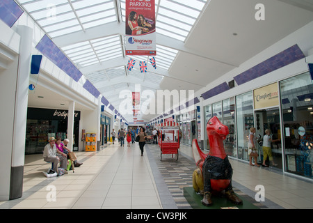 Intérieur du centre commercial Kingsway, ville de Newport (Casnewydd), pays de Galles (Cymru), Royaume-Uni Banque D'Images