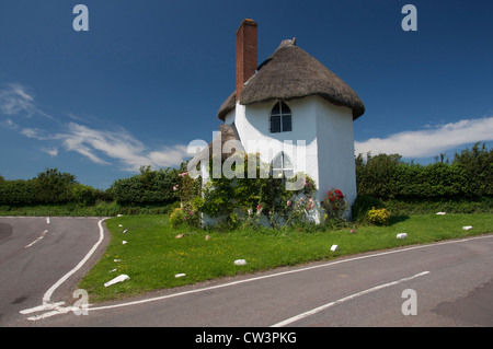 Cette drôle de petite chaumière à Stanton Drew dans le Somerset est appelé La maison ronde, il s'agissait d'une turnpike toll house. Angleterre, Royaume-Uni. Banque D'Images