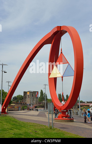 La sculpture en acier de Newport Wave, ville de Newport (Casnewydd), pays de Galles (Cymru), Royaume-Uni Banque D'Images