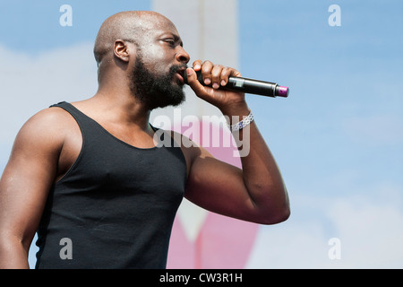 Musicien Wycelf Jean lors d'un rassemblement contre le VIH/sida. Banque D'Images