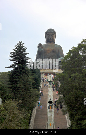 Une vue de la Place Tian Tan Buddha sur l'île de Lantau, Hong Kong Banque D'Images