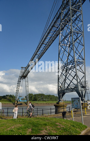 Le pont de transport de Newport traversant la rivière Usk, ville de Newport (Casnewydd), pays de Galles (Cymru), Royaume-Uni Banque D'Images