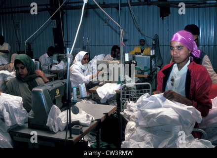 Les femmes machinistes dans une usine textile de coton en Egypte Banque D'Images