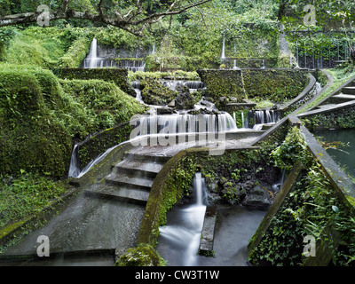 L'eau sacrée temple de Pura Mengening. Le débit d'eaux à travers les Subaks de Tampaksiring. Banque D'Images