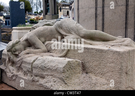 Sculpture en pierre d'une femme allongée sur une tombe, cimetière du Père Lachaise, Paris, France Banque D'Images