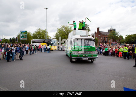 Foules bordent les rues de Birmingham, West Midlands pour attendre le passage de la flamme olympique et son porteur précédé de sponsors Banque D'Images