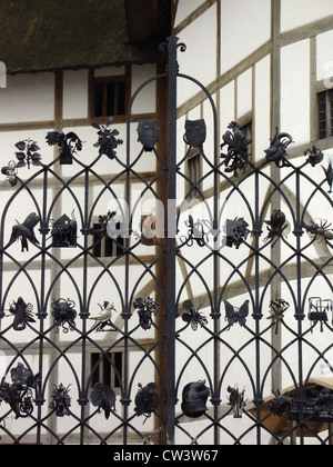 Porte en fer forgé du Shakespeare's Globe Theatre London England UK Banque D'Images