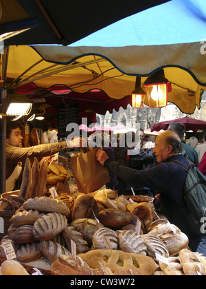 Pour le pain à vendre à Borough Market London SE1 England UK Banque D'Images