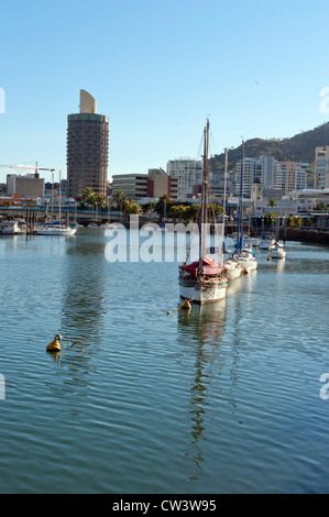 Bateaux à moteur, yachts et voiliers amarrés dans le port de Ross River, qui coule à travers le CBD de Townsville, Queensland du nord tropical Banque D'Images