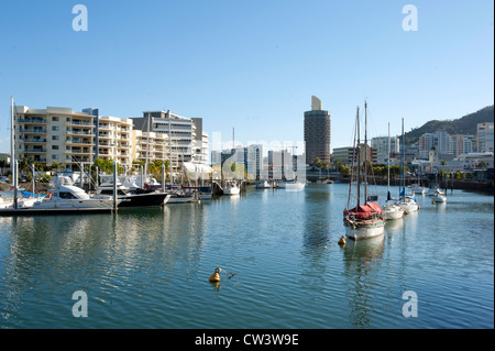 Bateaux à moteur, yachts et voiliers amarrés dans le port de Ross River, qui coule à travers le CBD de Townsville, Queensland du nord tropical Banque D'Images