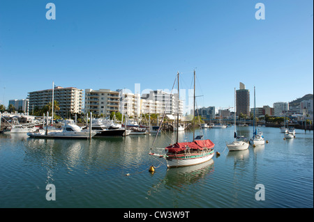 Bateaux à moteur, yachts et voiliers amarrés dans le port de Ross River, qui coule à travers le CBD de Townsville, Queensland du nord tropical Banque D'Images