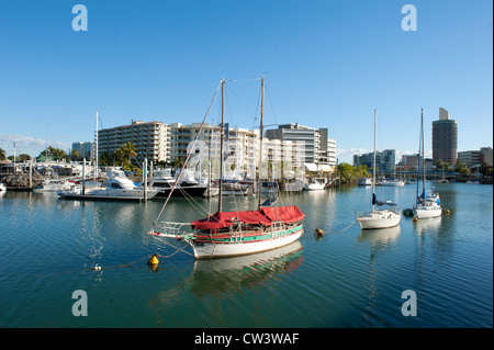 Bateaux à moteur, yachts et voiliers amarrés dans le port de Ross River, qui coule à travers le CBD de Townsville, Queensland du nord tropical Banque D'Images