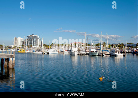 Bateaux à moteur, yachts et voiliers amarrés dans le port de Ross River, qui coule à travers le CBD de Townsville, Queensland du nord tropical Banque D'Images