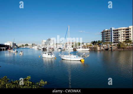 Bateaux à moteur, yachts et voiliers amarrés dans le port de Ross River, qui coule à travers le CBD de Townsville, Queensland du nord tropical Banque D'Images