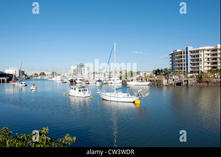 Bateaux à moteur, yachts et voiliers amarrés dans le port de Ross River, qui coule à travers le CBD de Townsville, Queensland du nord tropical Banque D'Images
