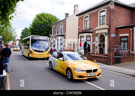 Nouvelle ligne de foules Road, Willenhall, West Midlands pour attendre le passage de la flamme olympique et son porteur précédé de sponsors Banque D'Images