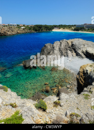 Une plage de galets isolée arenal d'en castell espagne Minorque Banque D'Images