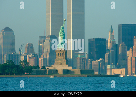 Liberty 100 Vue arrière de la Statue de la liberté avec deux tours en arrière-plan Banque D'Images